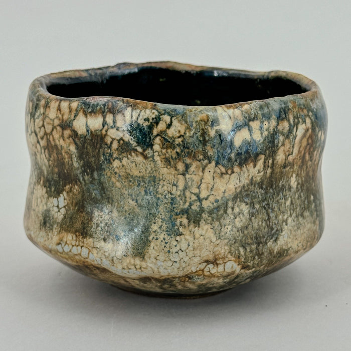 Chawan-Schale in Creme, Braun und Blaugrün von Philippe Dubuc, Gesamtansicht.