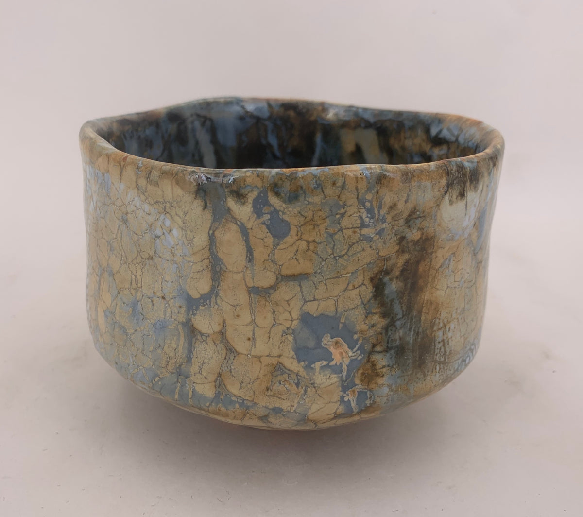 Cuenco chawan ocre con zonas gris azuladas de Philippe Dubuc, vista completa.