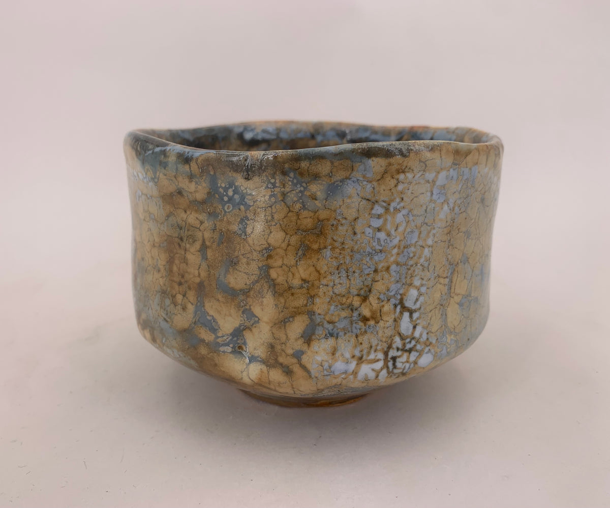 Cuenco chawan ocre con zonas gris azuladas de Philippe Dubuc, otra cara.