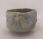 Chawan-Schale in Blaugrau und hellem Ocker von Philippe Dubuc, Gesamtansicht.