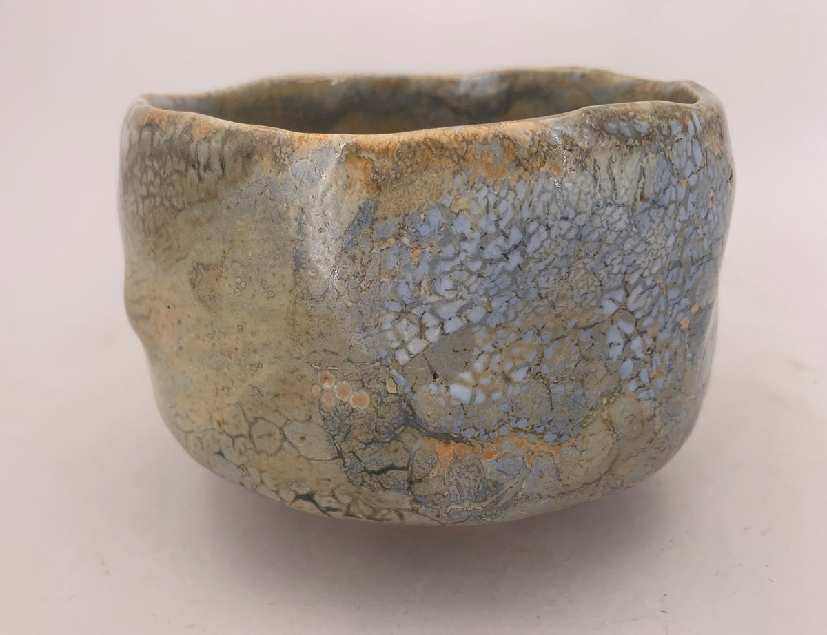 Chawan-Schale in Blaugrau und hellem Ocker von Philippe Dubuc, eine andere Seite.