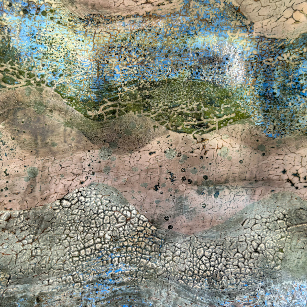 Große quadratische Platte in Rosa, Blau und Grün von Philippe Dubuc, Detail der glasierten Oberfläche.
