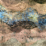 Große quadratische Platte in Rosa, Blau und Grün von Philippe Dubuc, Detail der glasierten Oberfläche.