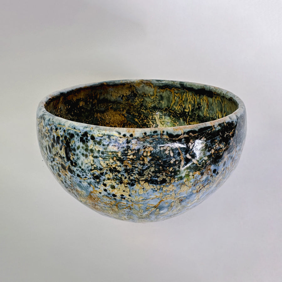Cuenco azul verdoso y marrón oscuro de Philippe Dubuc, vista completa.