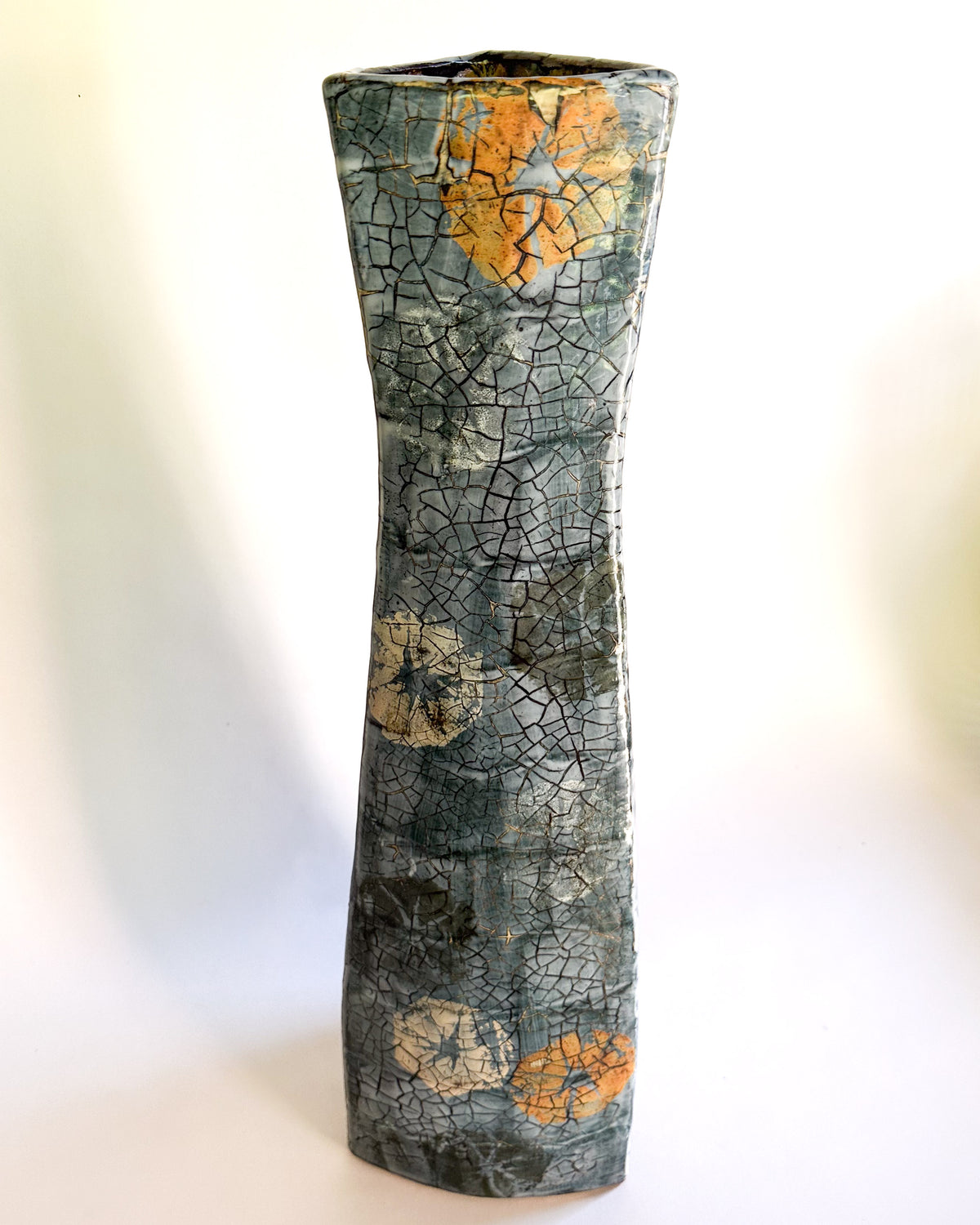 Totemvase in Blaugrau mit ockerfarbenen Flächen von Philippe Dubuc, Gesamtansicht.