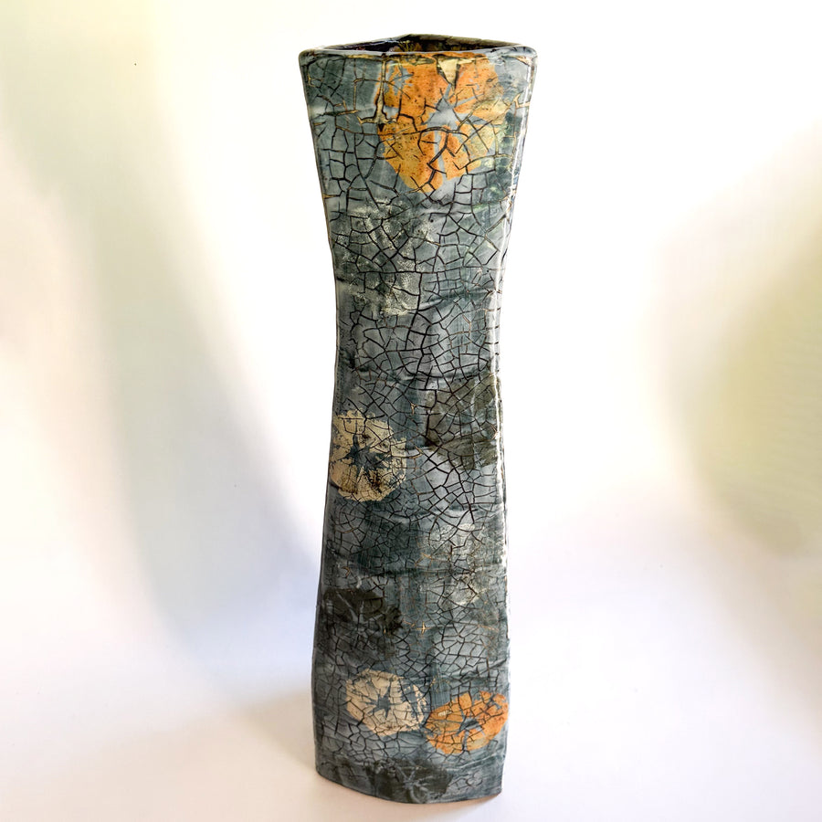 Totemvase in Blaugrau mit ockerfarbenen Flächen von Philippe Dubuc, Gesamtansicht.