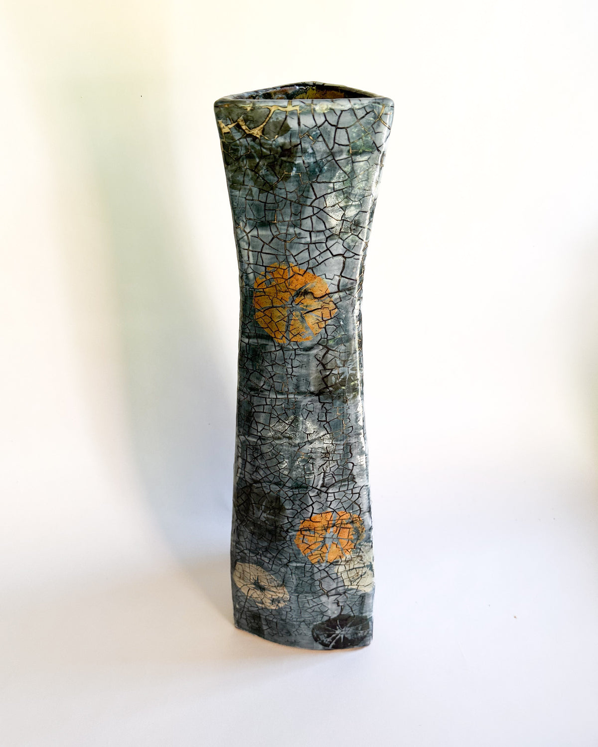 Totemvase in Blaugrau mit ockerfarbenen Flächen von Philippe Dubuc, eine andere Seite.