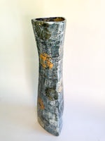 Totemvase in Blaugrau mit ockerfarbenen Flächen von Philippe Dubuc, eine andere Seite.
