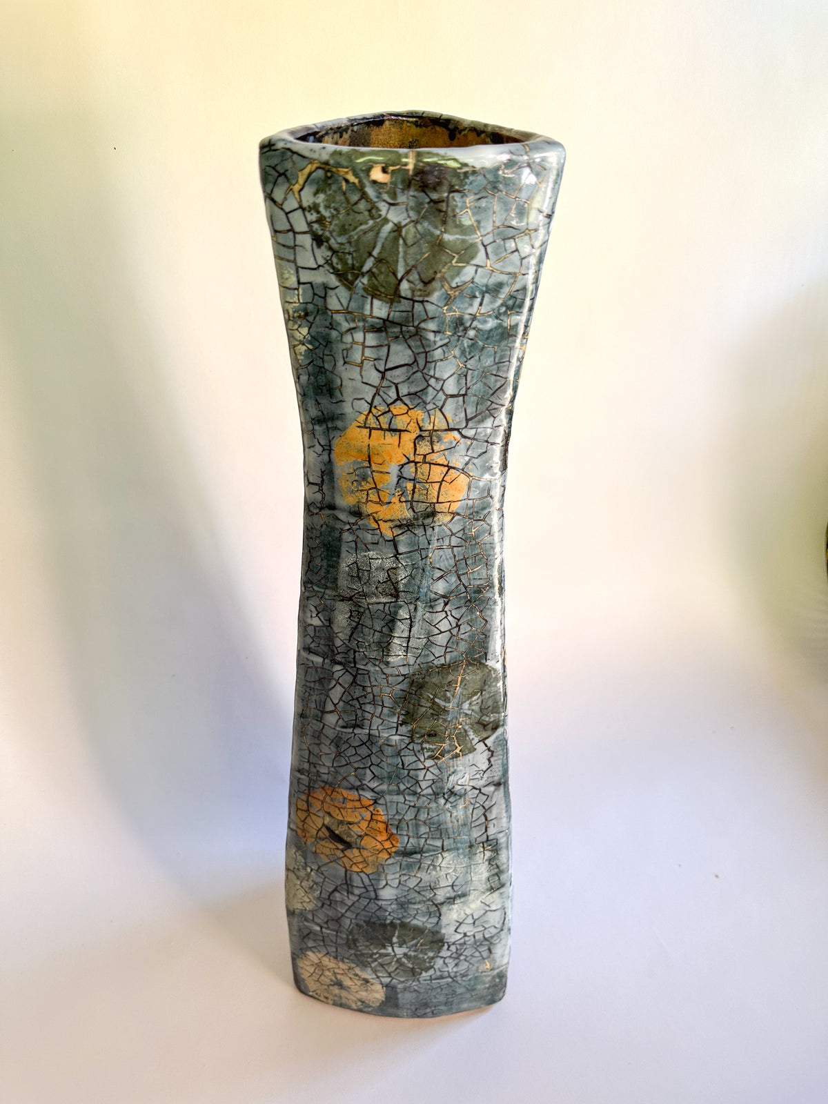 Totemvase in Blaugrau mit ockerfarbenen Flächen von Philippe Dubuc, eine andere Seite.