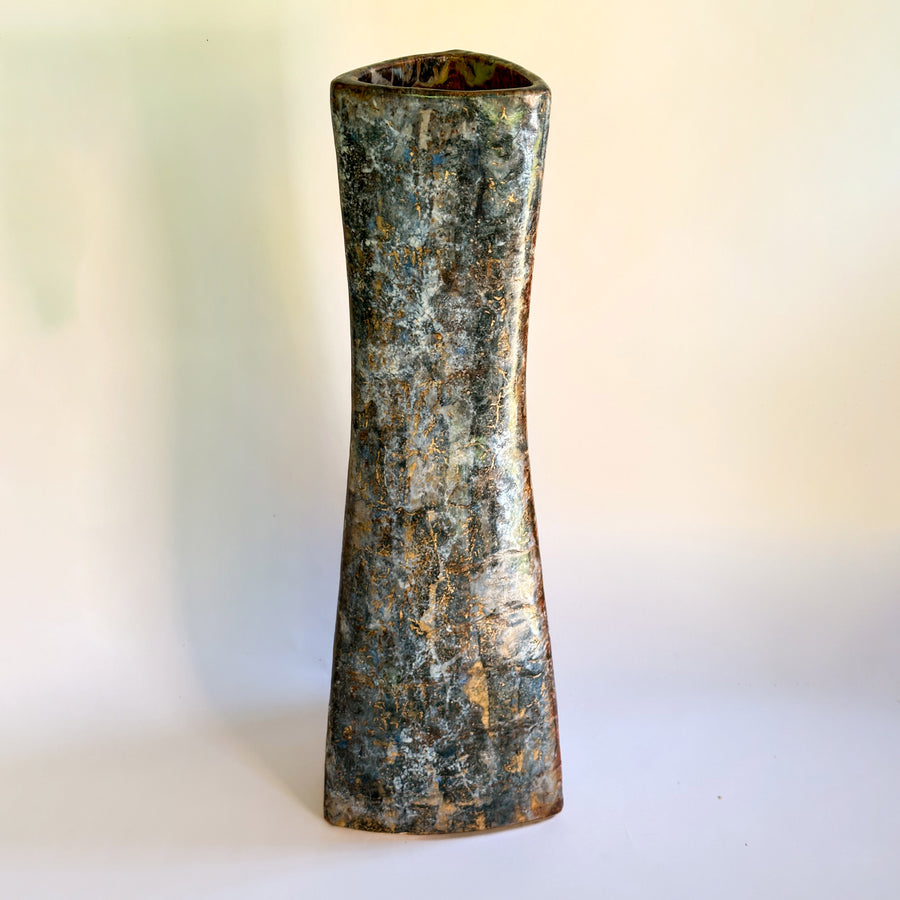 Totemvase in Grau mit goldenen Farbtönen von Philippe Dubuc, Gesamtansicht.