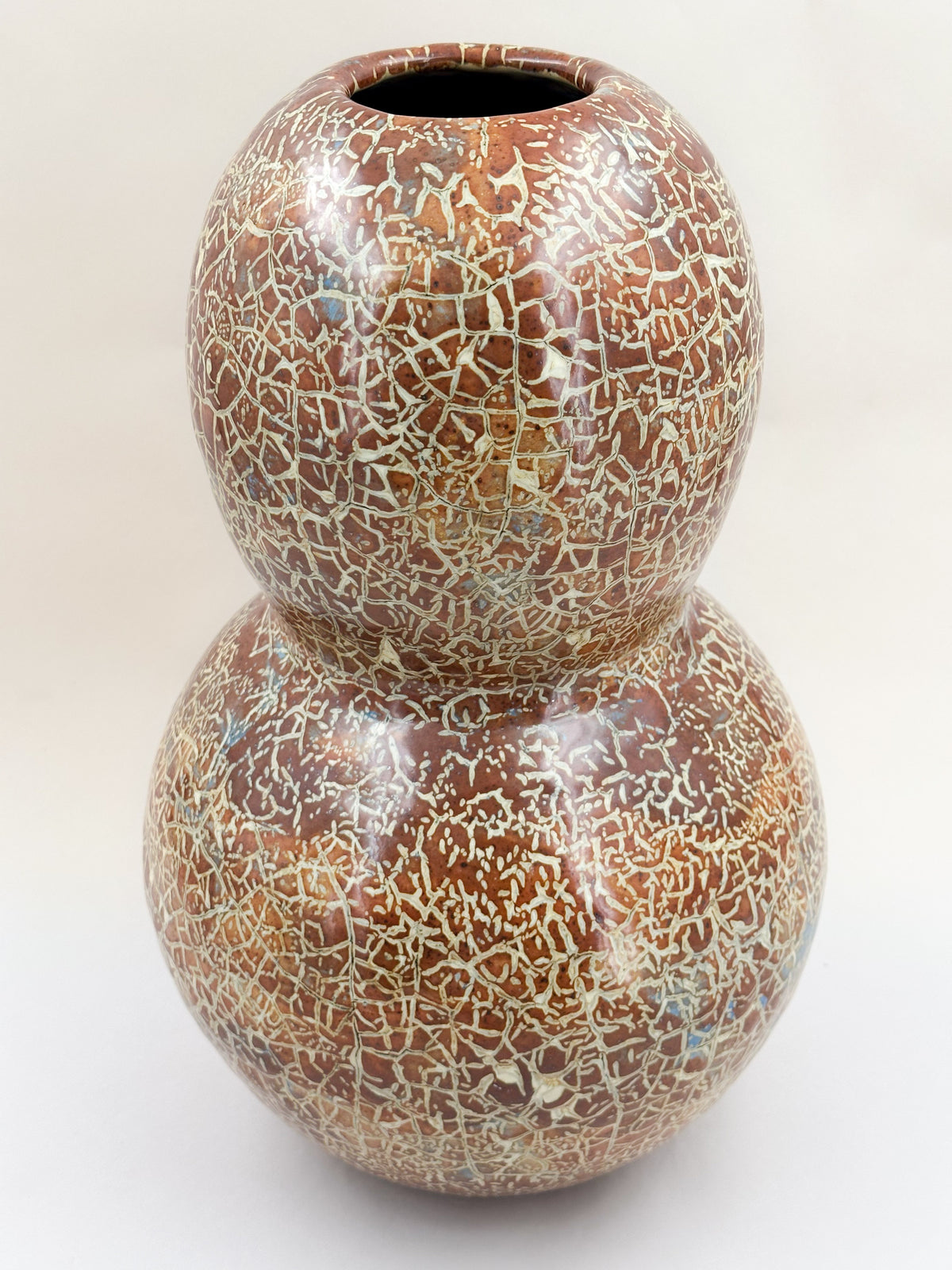 Jarrón calabaza rojizo con retícula crema de Philippe Dubuc, otra cara.