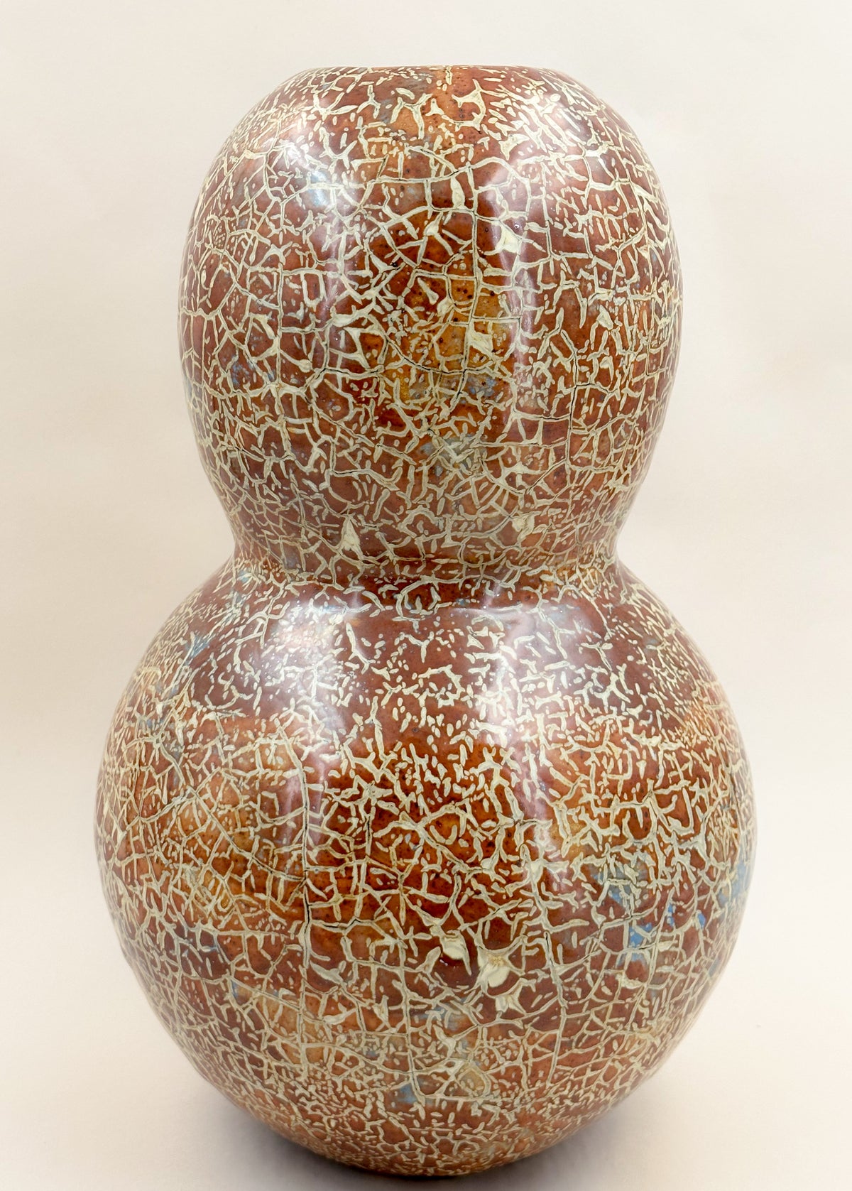Jarrón calabaza rojizo con retícula crema de Philippe Dubuc, otra cara.