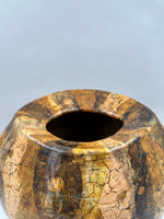 Vaso volto ocra e marrone scuro — dettaglio dell’apertura e dello smalto.