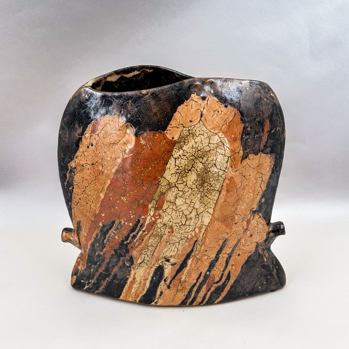 Wellenvase in Schwarz, Orange und Creme von Philippe Dubuc, Gesamtansicht.