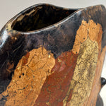 Jarrón ondas negro, naranja y crema — detalle de la abertura y el esmalte.