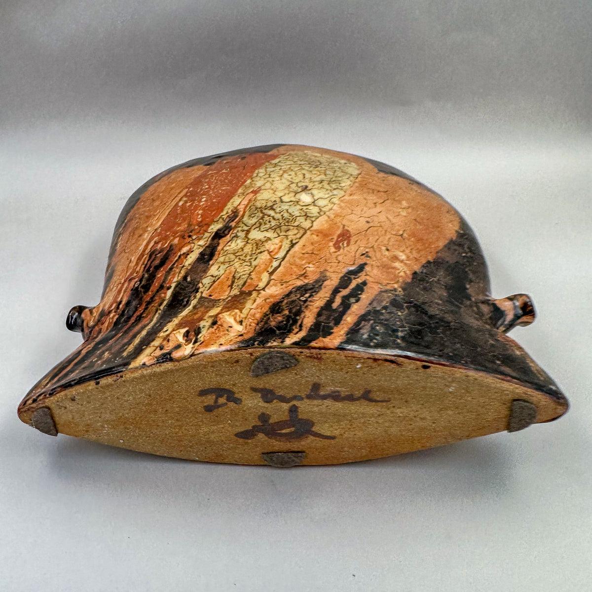 Jarrón ondas negro, naranja y crema de Philippe Dubuc, vista de la base.