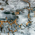 Ovale Dose in Blaugrau mit ockerfarbenem Inneren von Philippe Dubuc, Detail der glasierten Oberfläche.