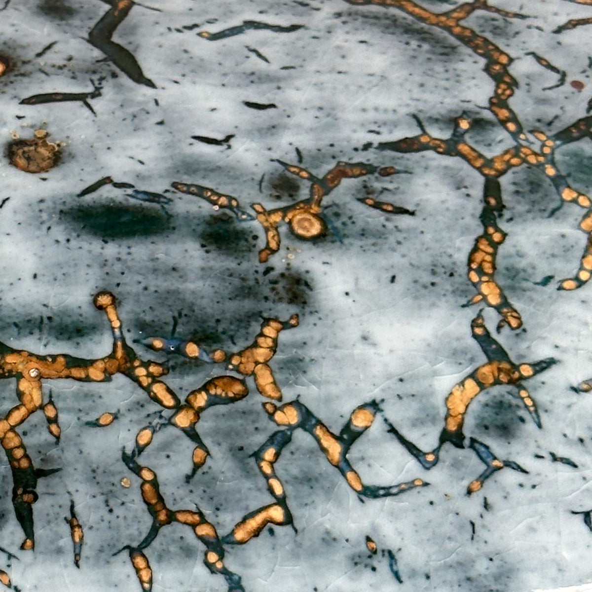 Ovale Dose in Blaugrau mit ockerfarbenem Inneren von Philippe Dubuc, Detail der glasierten Oberfläche.