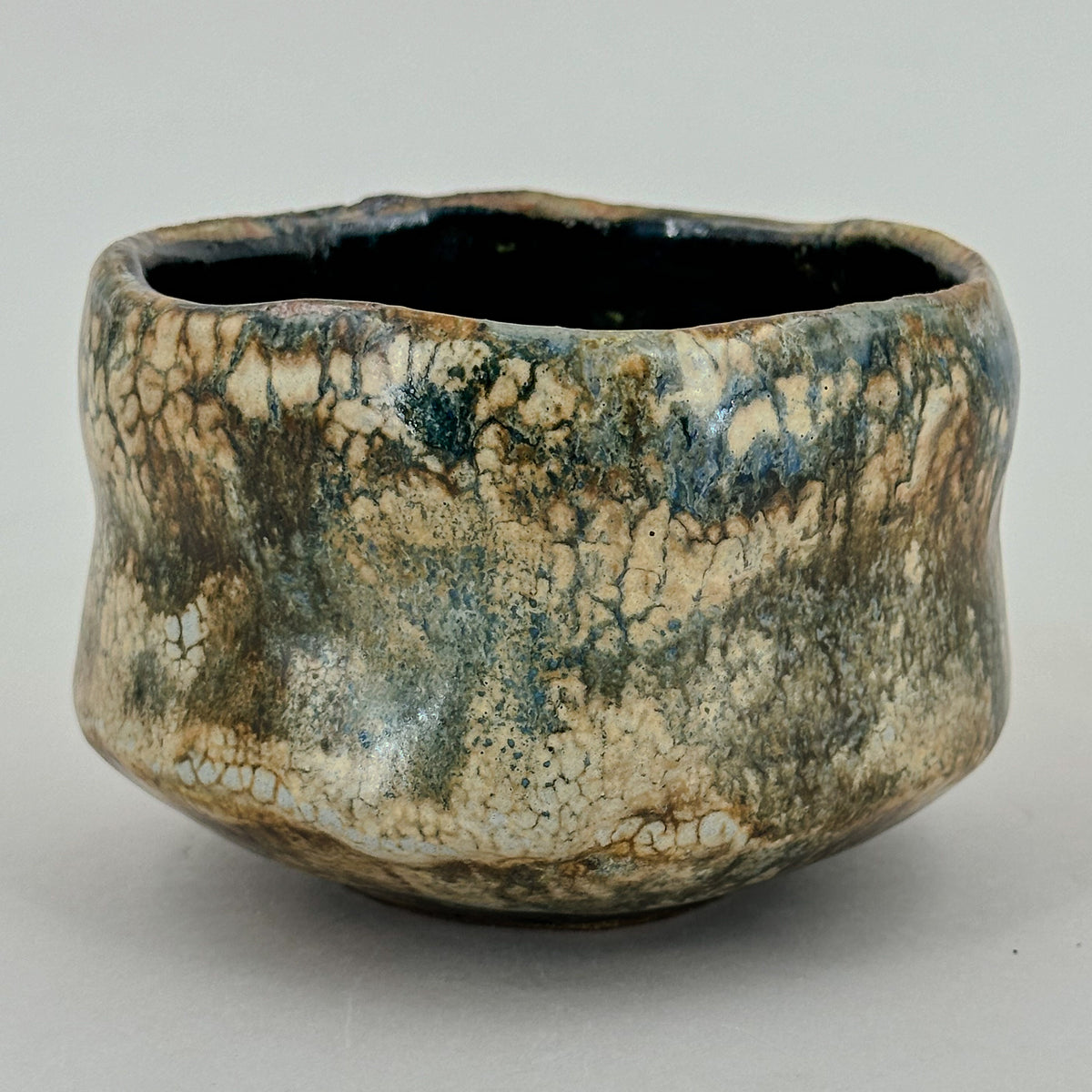 Chawan-Schale in Creme, Braun und Blaugrün von Philippe Dubuc, Gesamtansicht.