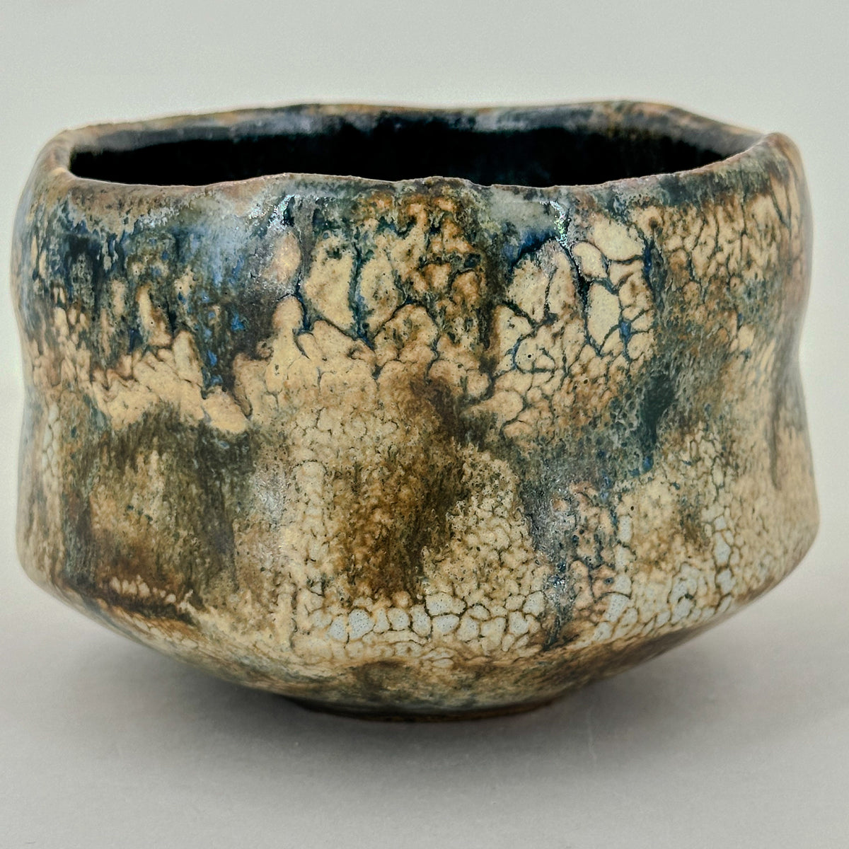 Ciotola chawan crema, marrone e verde azzurro di Philippe Dubuc, altro lato.
