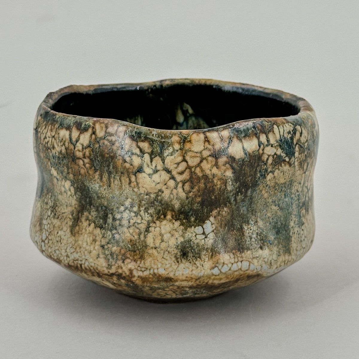 Ciotola chawan crema, marrone e verde azzurro di Philippe Dubuc, altro lato.