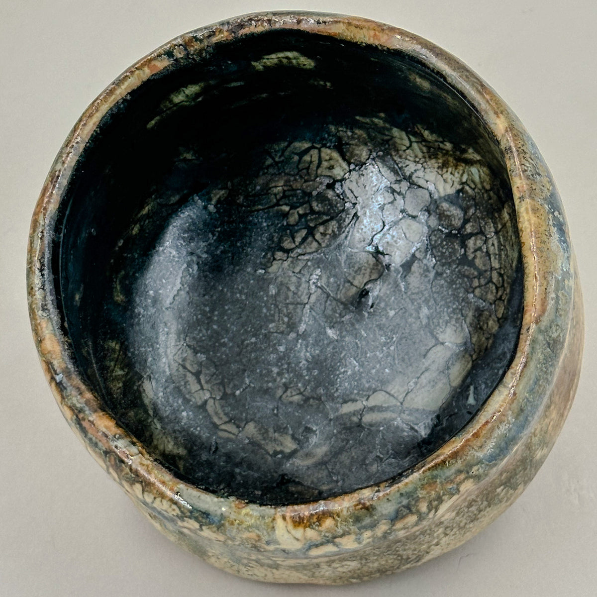 Ciotola chawan crema, marrone e verde azzurro di Philippe Dubuc, vista dell’interno e del bordo.