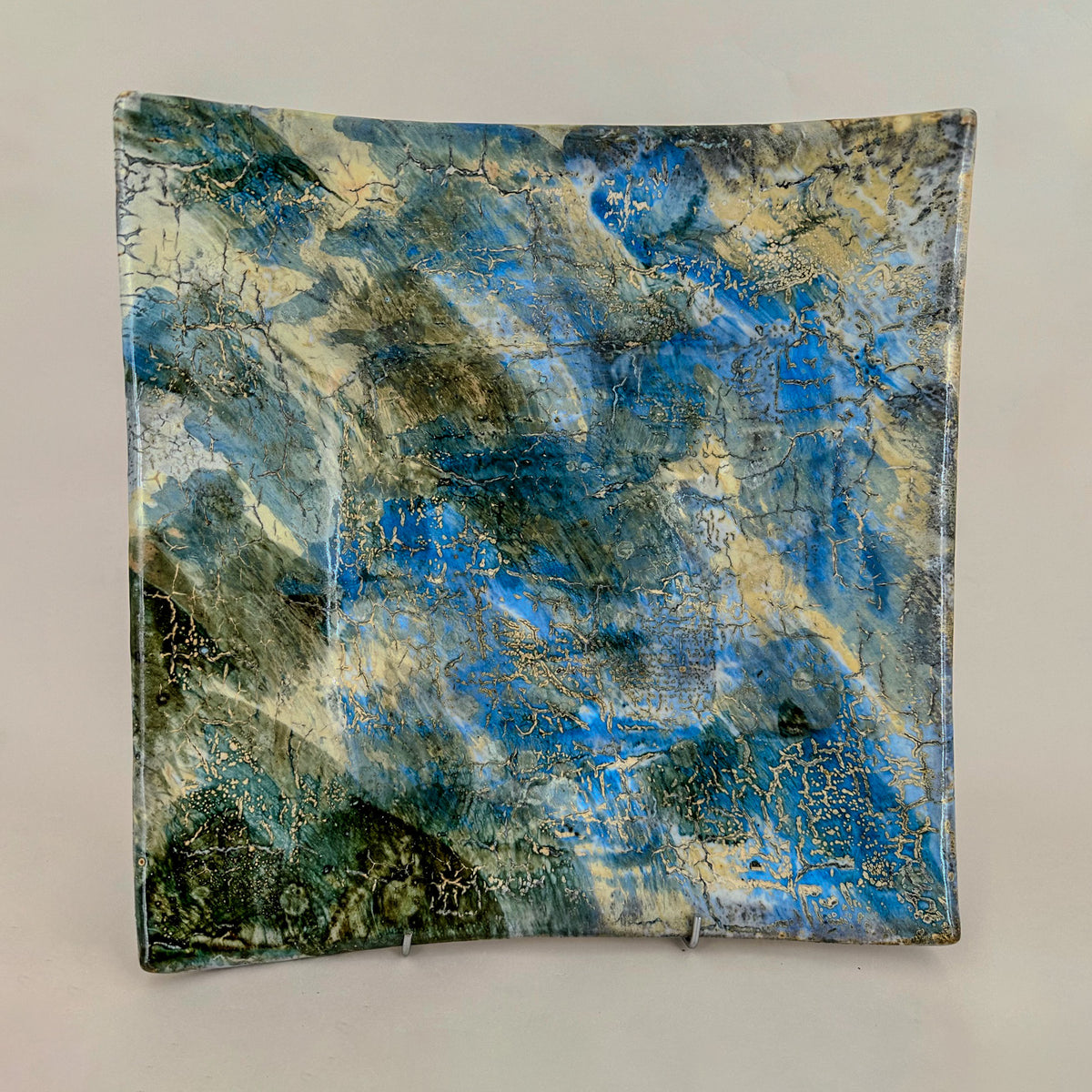 Piatto quadrato blu e verde oliva di Philippe Dubuc, vista completa.