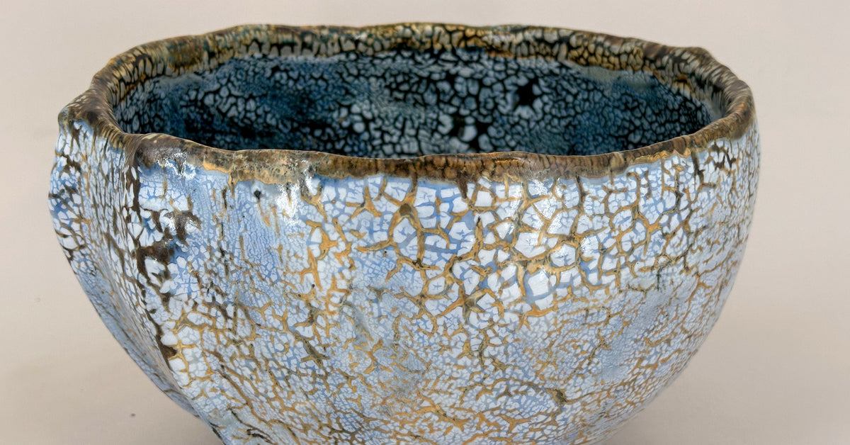 Schale in Hellblau mit ockerfarbenem Netz von Philippe Dubuc, Detail der glasierten Oberfläche.