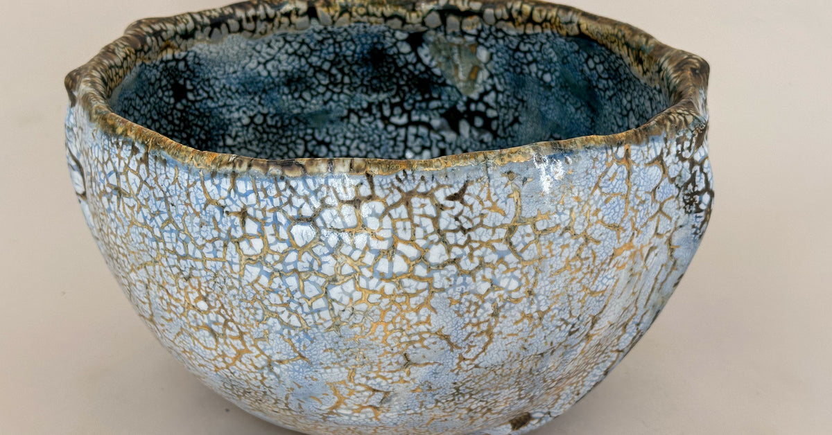 Schale in Hellblau mit ockerfarbenem Netz von Philippe Dubuc, Detail der glasierten Oberfläche.