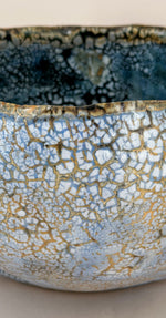 Schale in Hellblau mit ockerfarbenem Netz von Philippe Dubuc, Detail der glasierten Oberfläche.