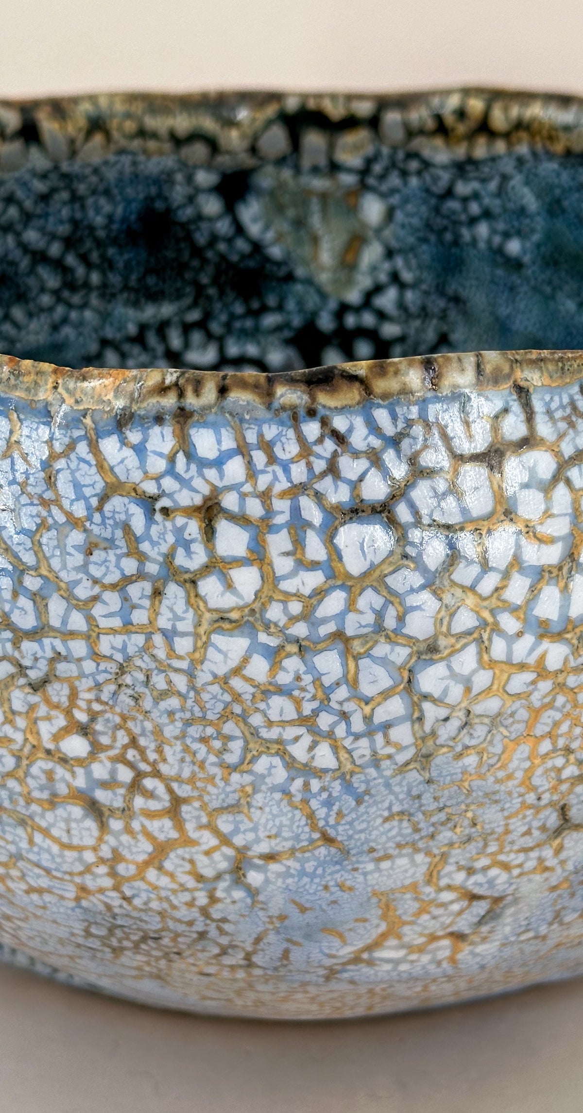 Schale in Hellblau mit ockerfarbenem Netz von Philippe Dubuc, Detail der glasierten Oberfläche.