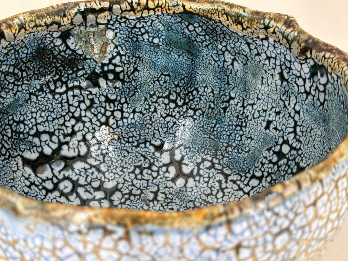 Schale in Hellblau mit ockerfarbenem Netz — Detail von Innerem und Rand.