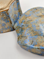 Caja con tapa azul y ocre de Philippe Dubuc, detalle de la superficie esmaltada.