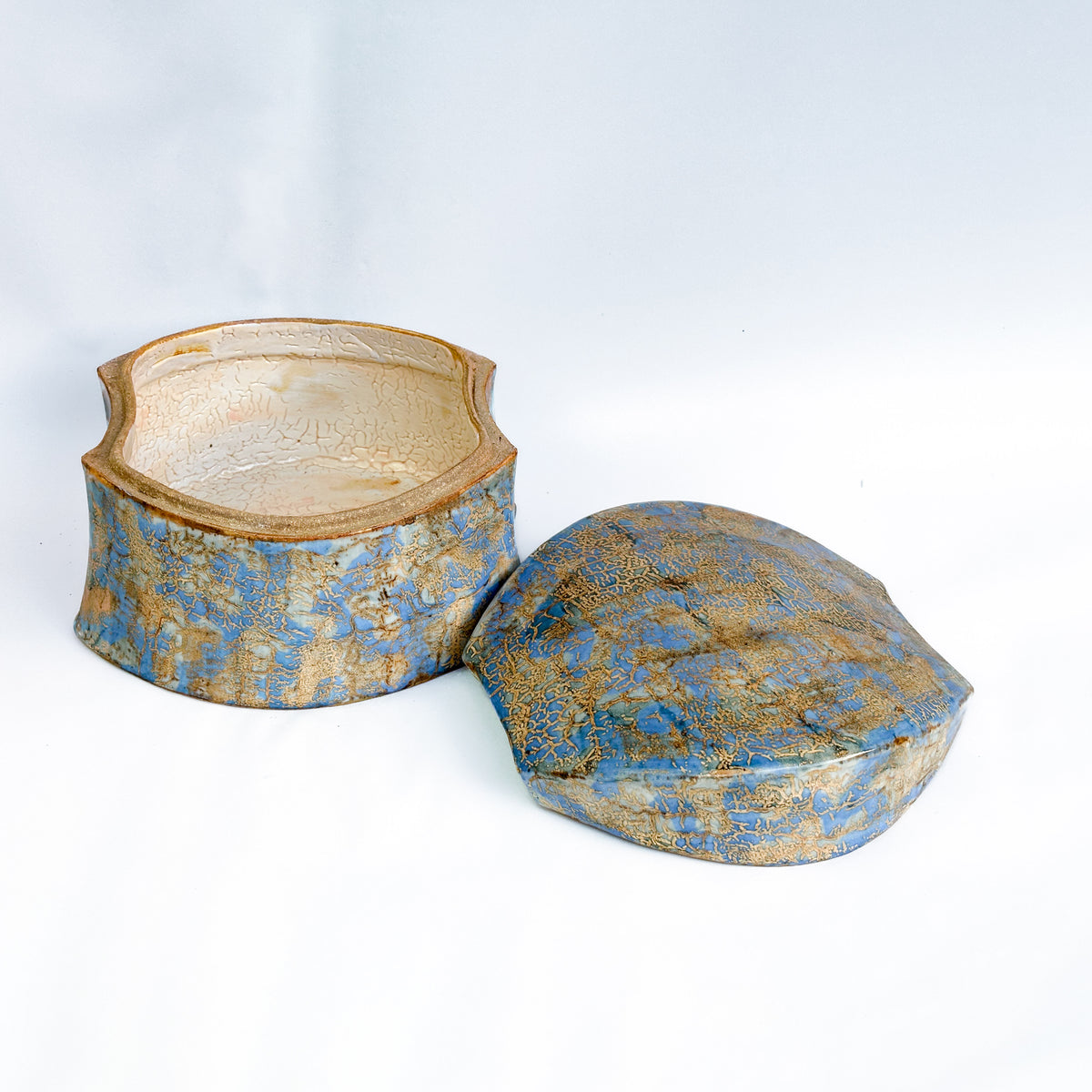 Caja con tapa azul y ocre — interior de la caja abierta y tapa.