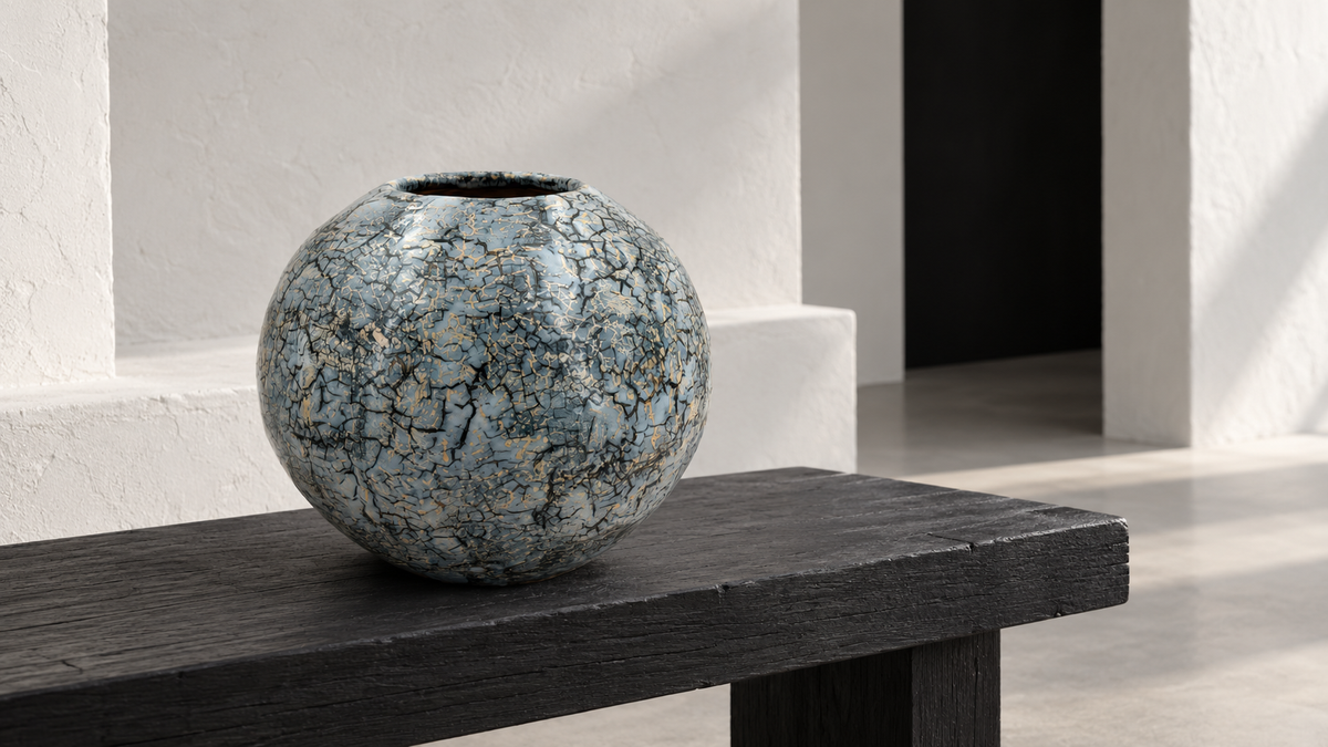 AI-generated setting : Vase — blue-grey with a dark network, scene 1.