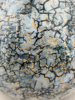 Vase — Blaugrau mit dunklem Liniennetz — Detail der Glasur, 6.