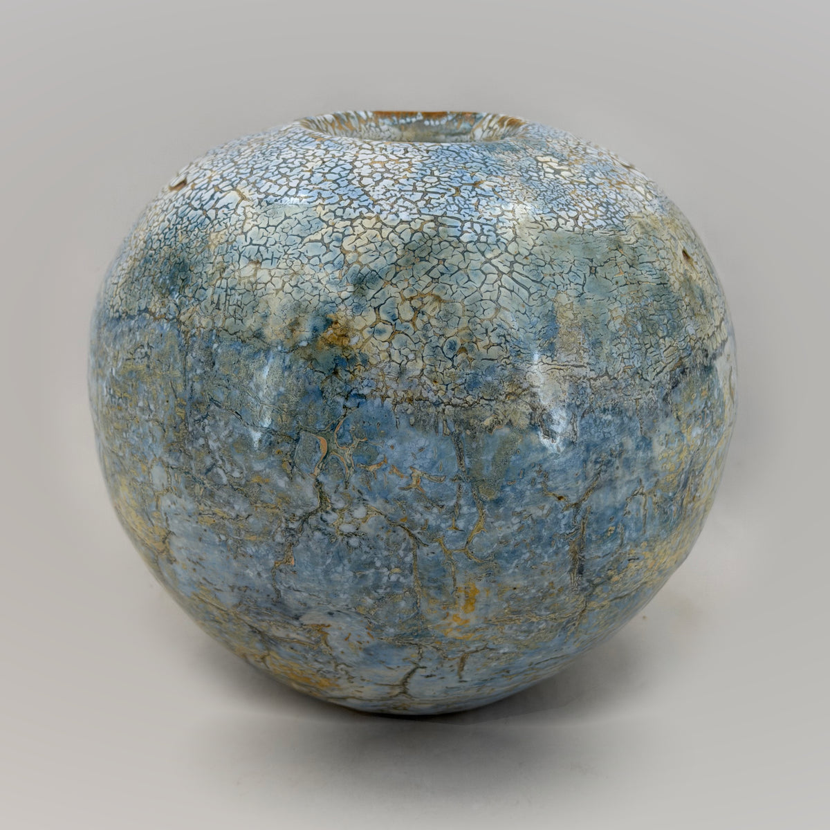Un altro lato del vaso, con zone grigio-blu e linee ocra.