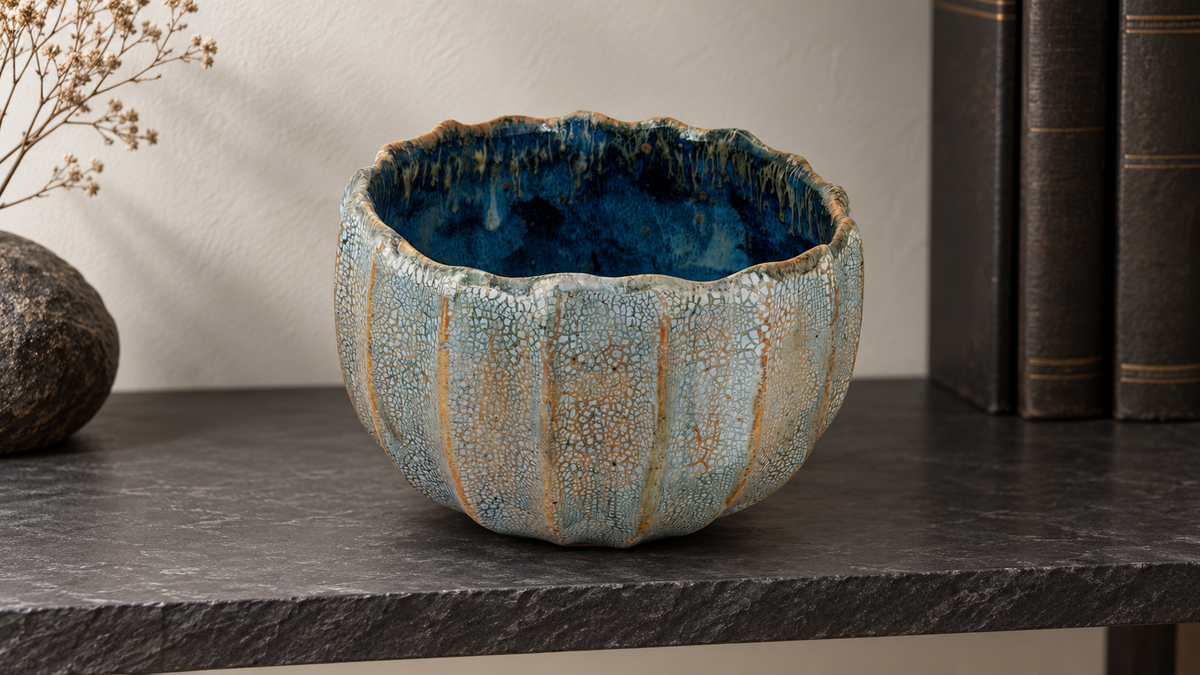 Mise en situation IA : Coupe côtelée — bleu pâle et intérieur bleu, scène 1.