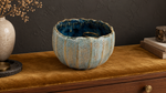 Mise en situation IA : Coupe côtelée — bleu pâle et intérieur bleu, scène 2.
