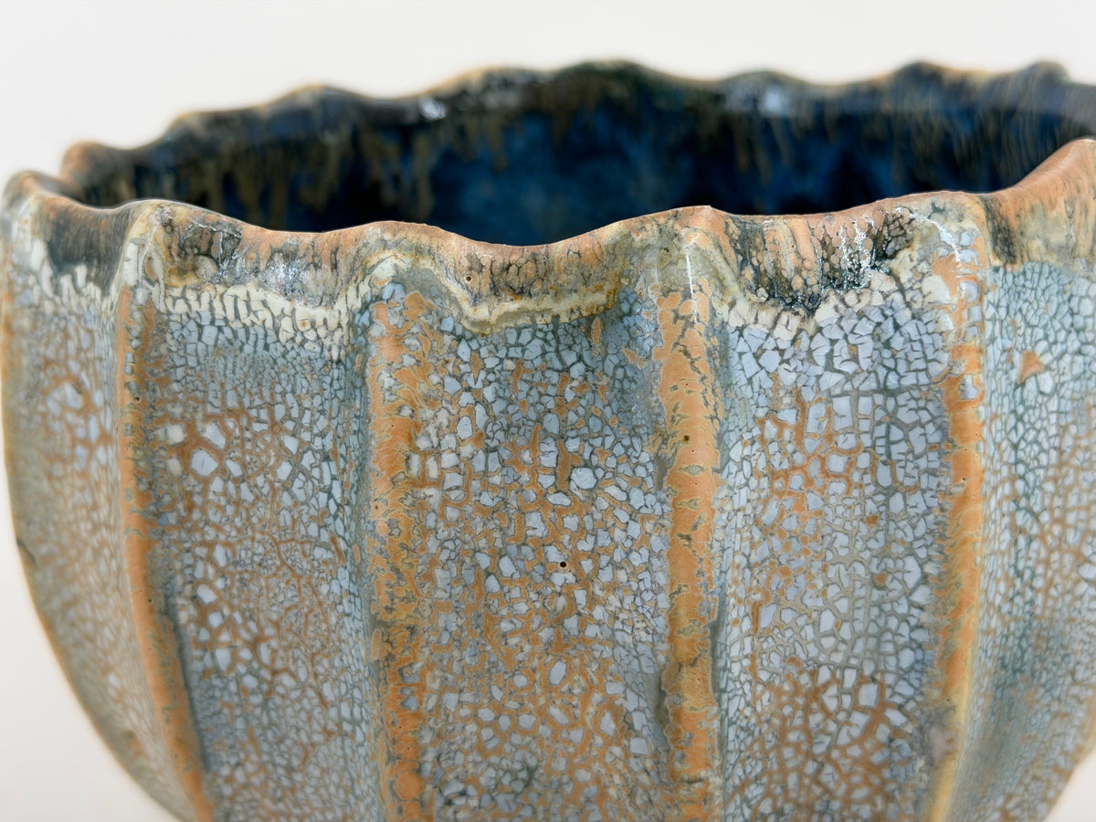 Coupe côtelée — bleu pâle et intérieur bleu — Détail de l’émail, 6.
