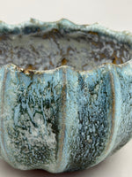 Geribde schaal — blauwgroen — Detail van het glazuur, 6.