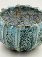 Geribde schaal — blauwgroen — Detail van het glazuur, 7.