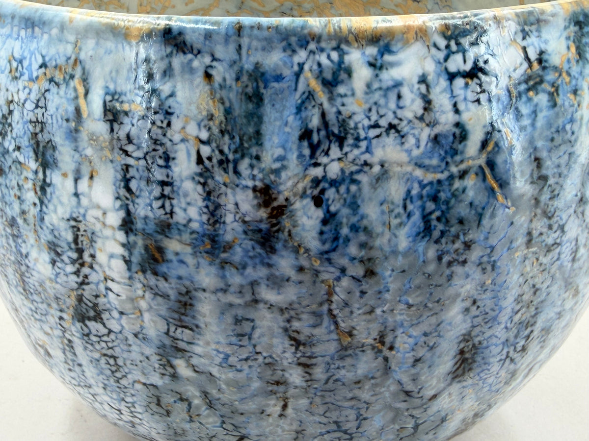 Schale — Blau, Creme und dunkle Linien — Detail der Glasur, 5.