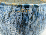 Schale — Blau, Creme und dunkle Linien — Detail der Glasur, 7.