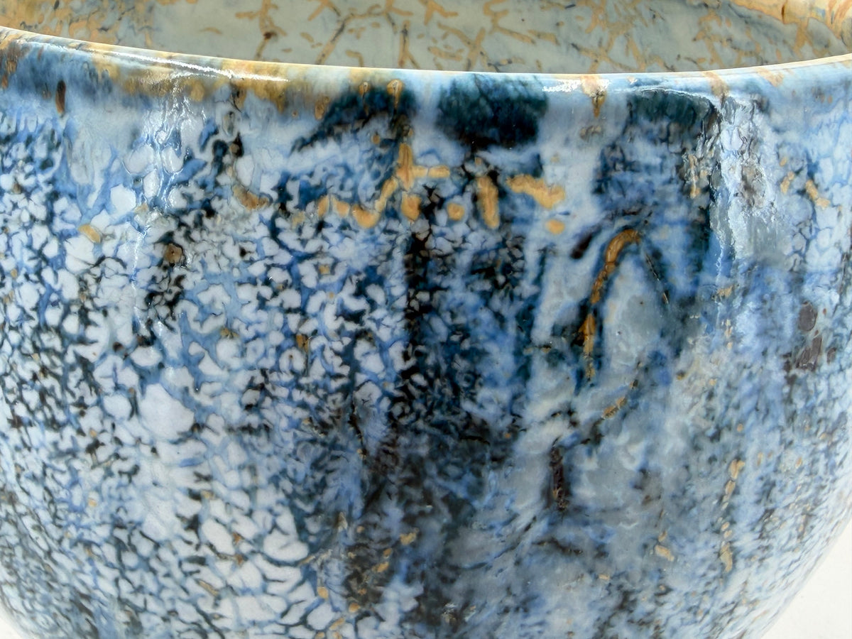 Schale — Blau, Creme und dunkle Linien — Detail der Glasur, 7.
