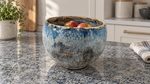 Ambientazione creata con IA : Ciotola — blu e colature crema, scena 1.