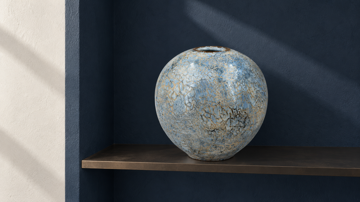 Mise en situation IA : Vase — bleu pâle et lignes ocre, scène 2.