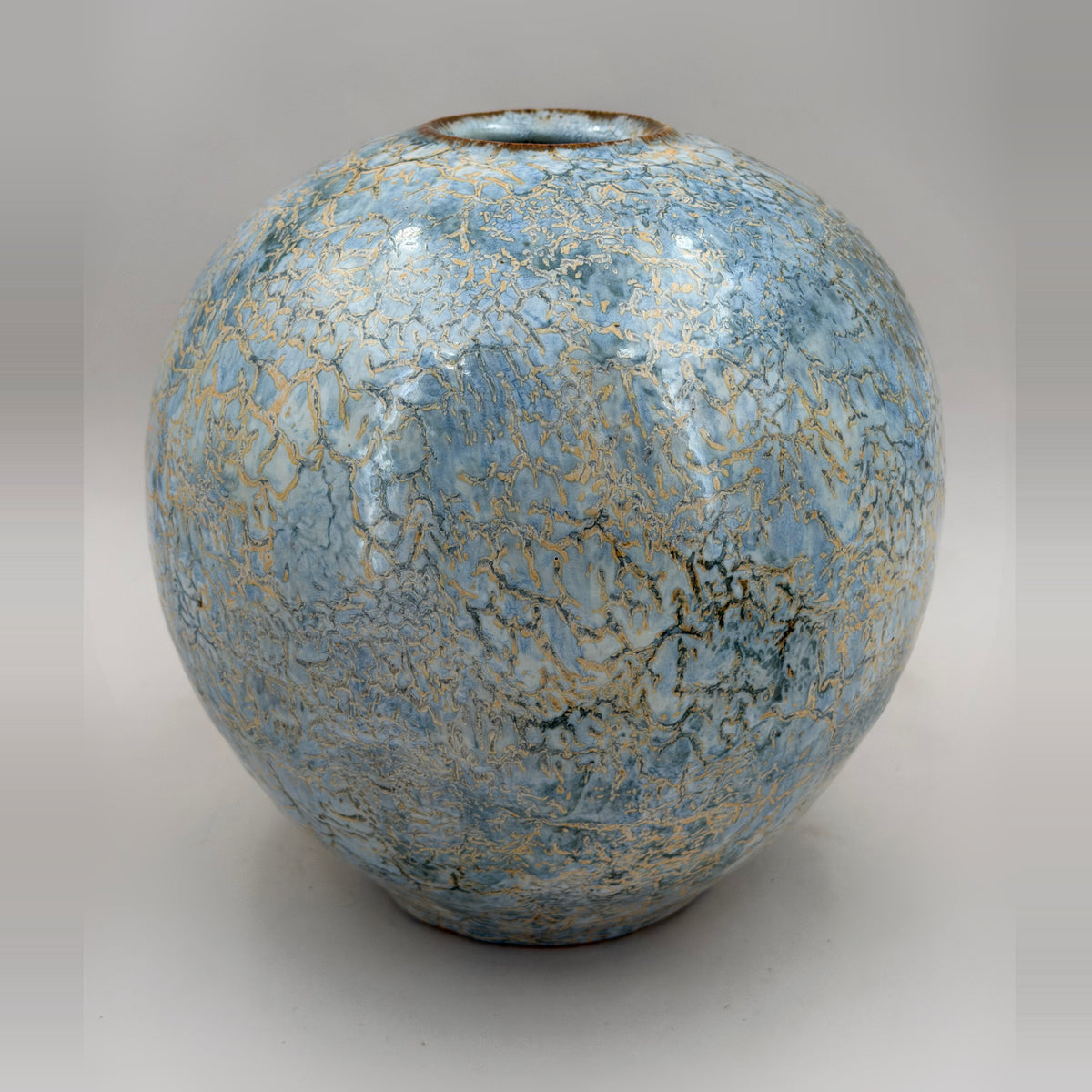 Vase — bleu pâle et lignes ocre — Vue entière, 1.
