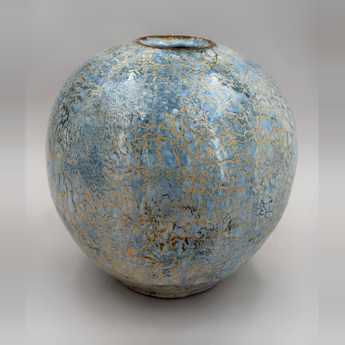 Vase — bleu pâle et lignes ocre — Vue entière, 2.