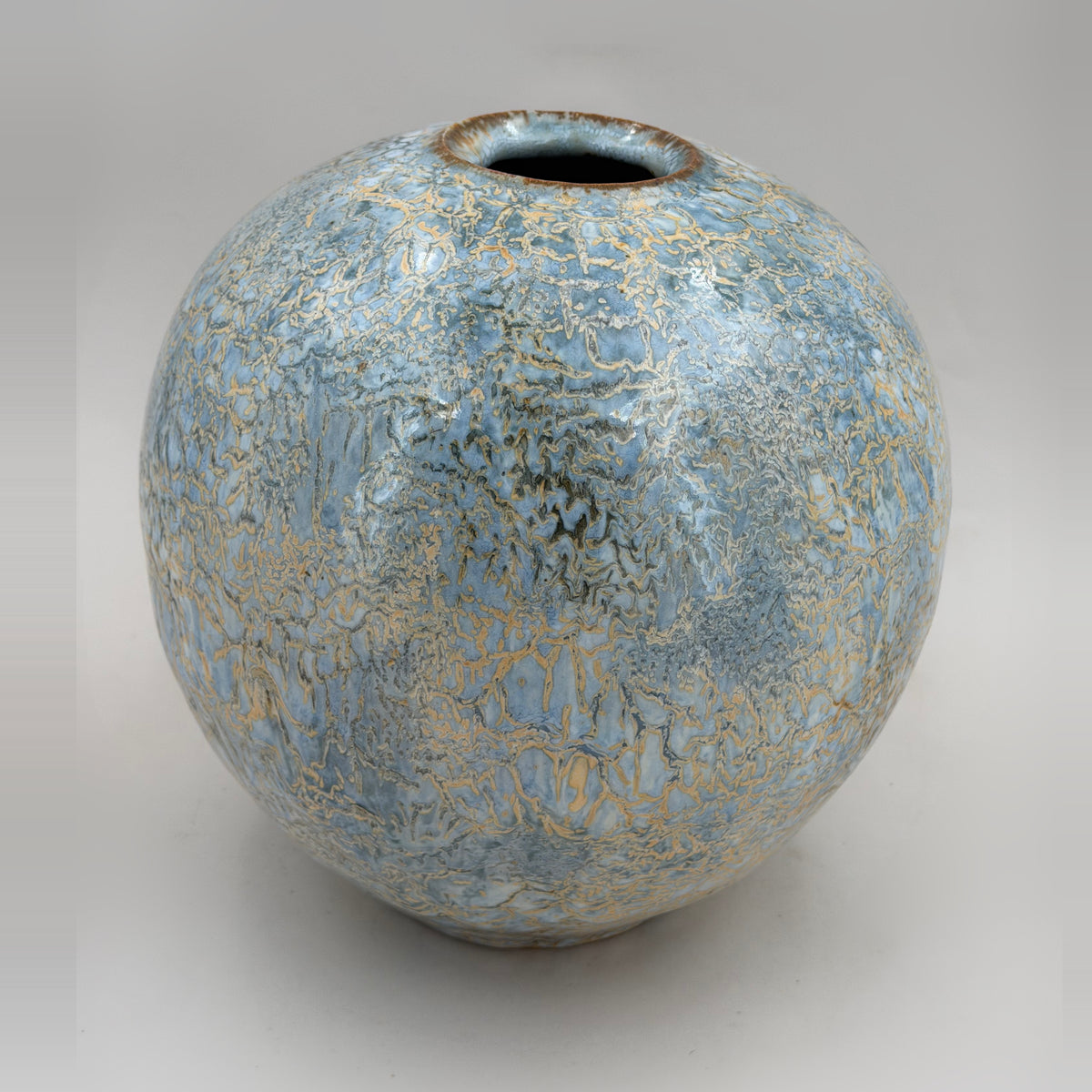 Vase — bleu pâle et lignes ocre — Vue entière, 4.